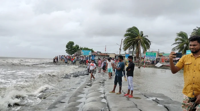 ঘূর্ণিঝড় রেমাল দেখতে কক্সবাজারে পর্যটক-দর্শনার্থীর ভিড়