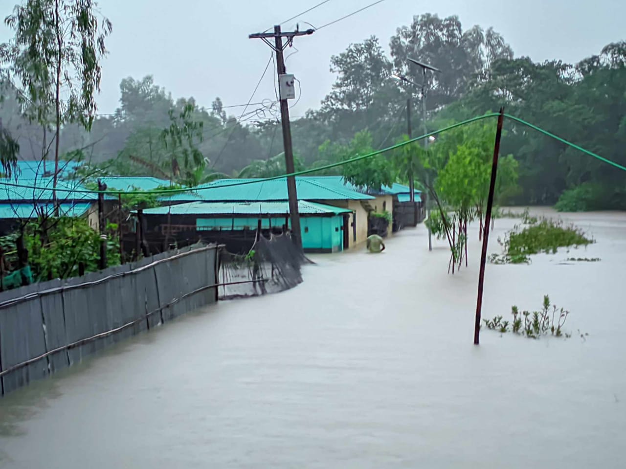 রাতভর ভারী  বর্ষনে তলিয়ে গেছে টেকনাফের ৪ ইউনিয়ন 