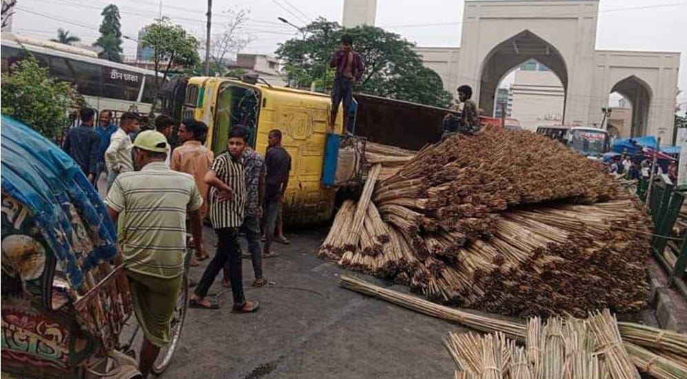 গাড়ি উল্টে-বিকল হয়ে ঢাকার রাস্তায় জট, দুর্ভোগ