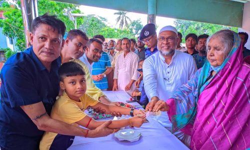 নালিতাবাড়ীতে নগদ অর্থ ও বীজ বিতরন করলেন মতিয়া চৌধুরী 