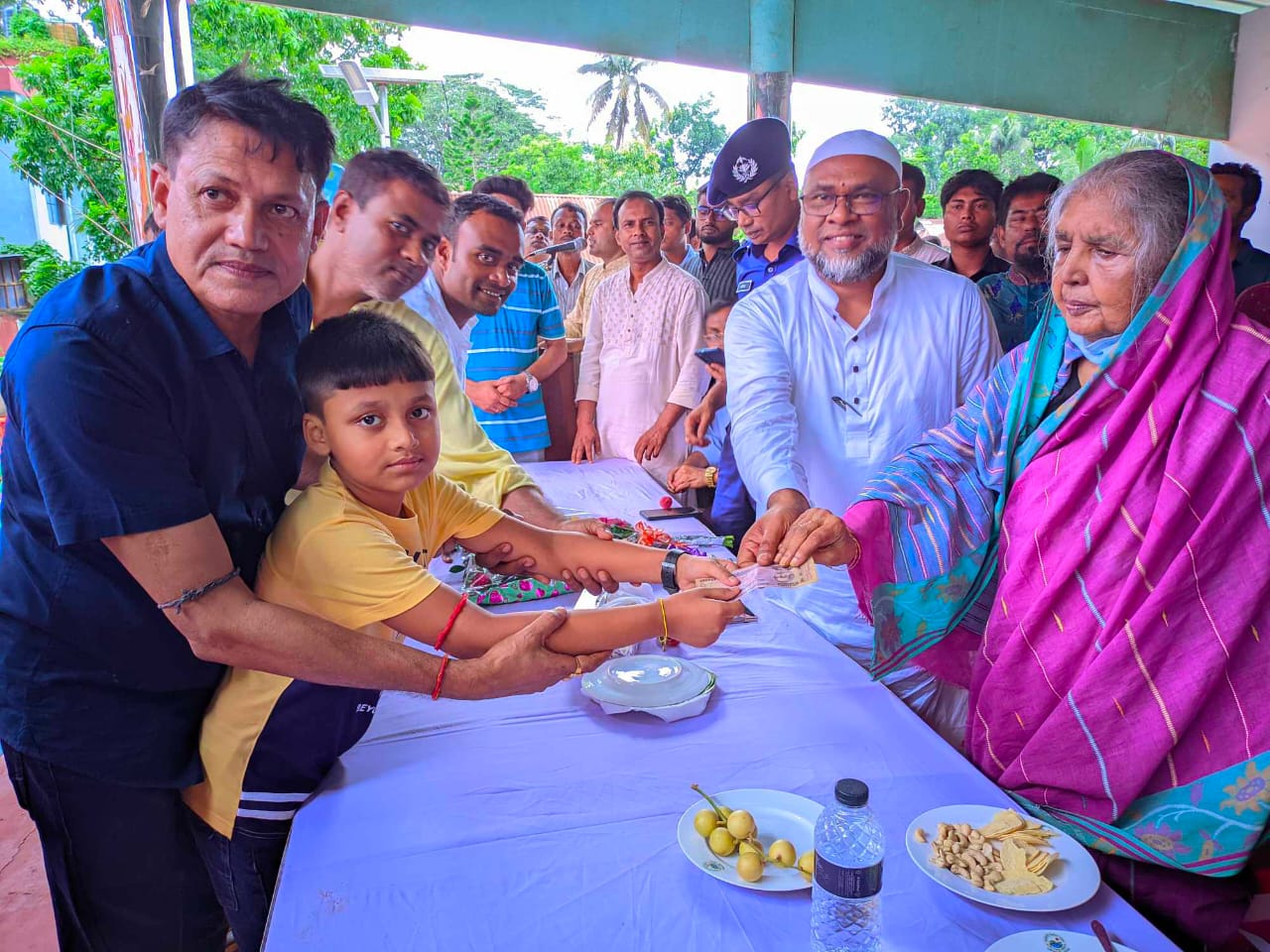 নালিতাবাড়ীতে নগদ অর্থ ও বীজ বিতরন করলেন মতিয়া চৌধুরী 