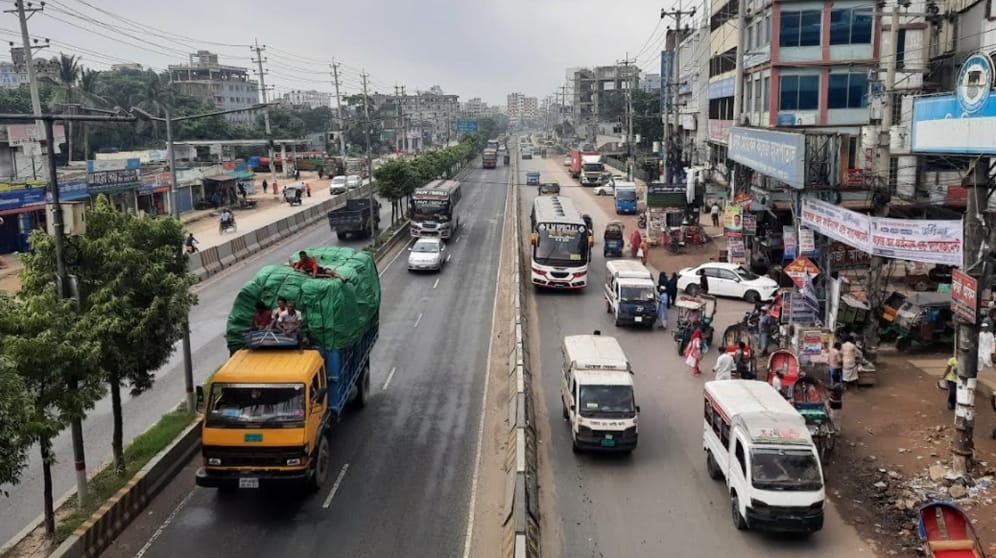 ভোগান্তি সঙ্গী করেই নারীর টানে ছুটছে মানুষ।