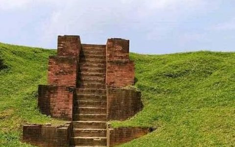 বিলুপ্তির পথে ইতিহাস ও ঐতিহ্যের নিদর্শন বদলগাছীর হলুদ বিহার