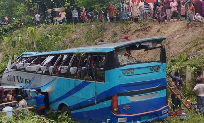 যশোরের বাঘারপাড়ায় সড়কে বাস খাদে পড়ে আহত ৩০