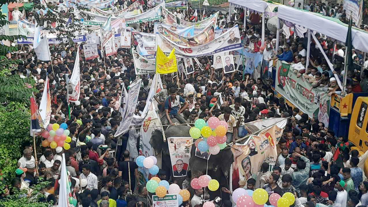 হাতি নিয়ে শোভাযাত্রায় আওয়ামী লীগ নেতাকর্মীরা 