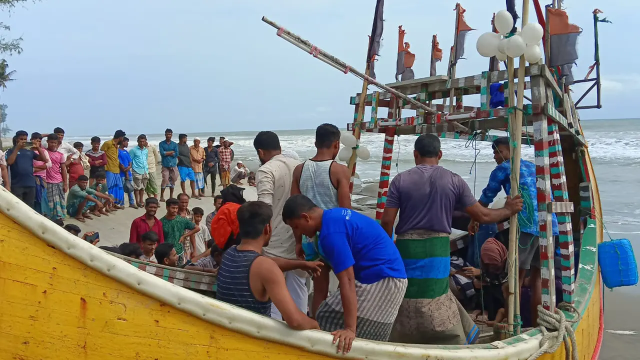 সেন্টমার্টিন থেকে ঝুকি নিয়ে ফিরলেন ২০০পর্যটক