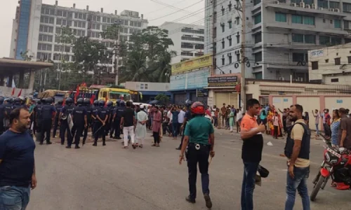 গাজীপুরে বকেয়া বেতনের দাবিতে মহাসড়ক অবরোধ করে বিক্ষোভ