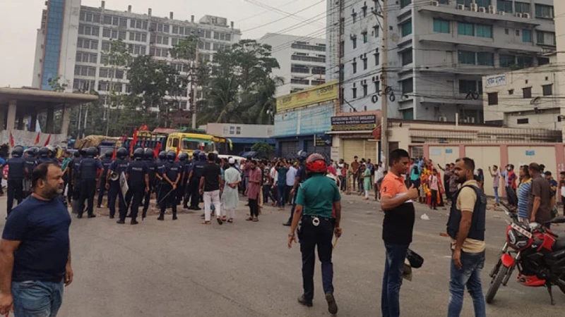 গাজীপুরে বকেয়া বেতনের দাবিতে মহাসড়ক অবরোধ করে বিক্ষোভ