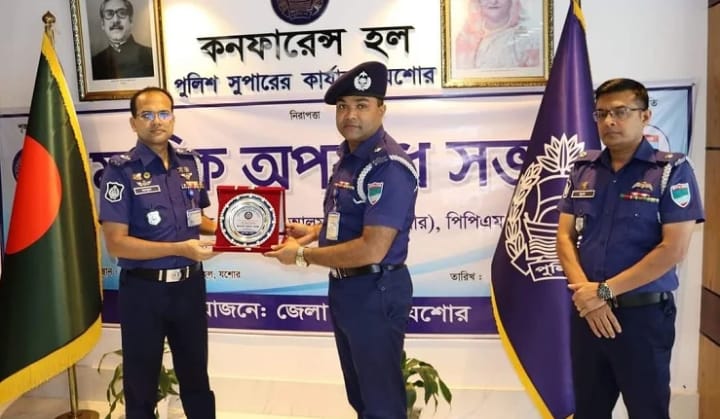 যশোরের শ্রেষ্ঠ ওসি হলেন বেনাপোল পোর্ট থানার সুমন ভক্ত