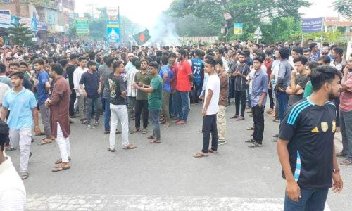 পুলিশি বাঁধা উপেক্ষা করে মহাসড়ক অবরোধ ববি শিক্ষার্থীদের