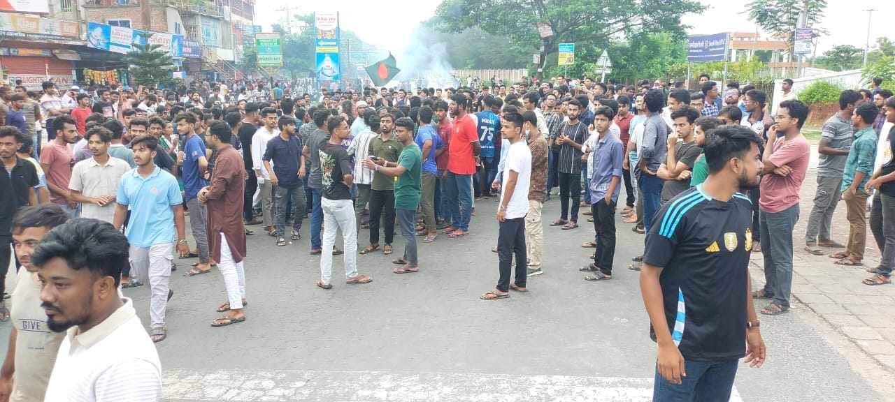 পুলিশি বাঁধা উপেক্ষা করে মহাসড়ক অবরোধ ববি শিক্ষার্থীদের