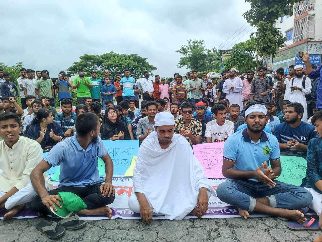 কাফনের কাপড় পড়ে কোটা বাতিলের দাবিতে রাস্তায় শিক্ষার্থীরা