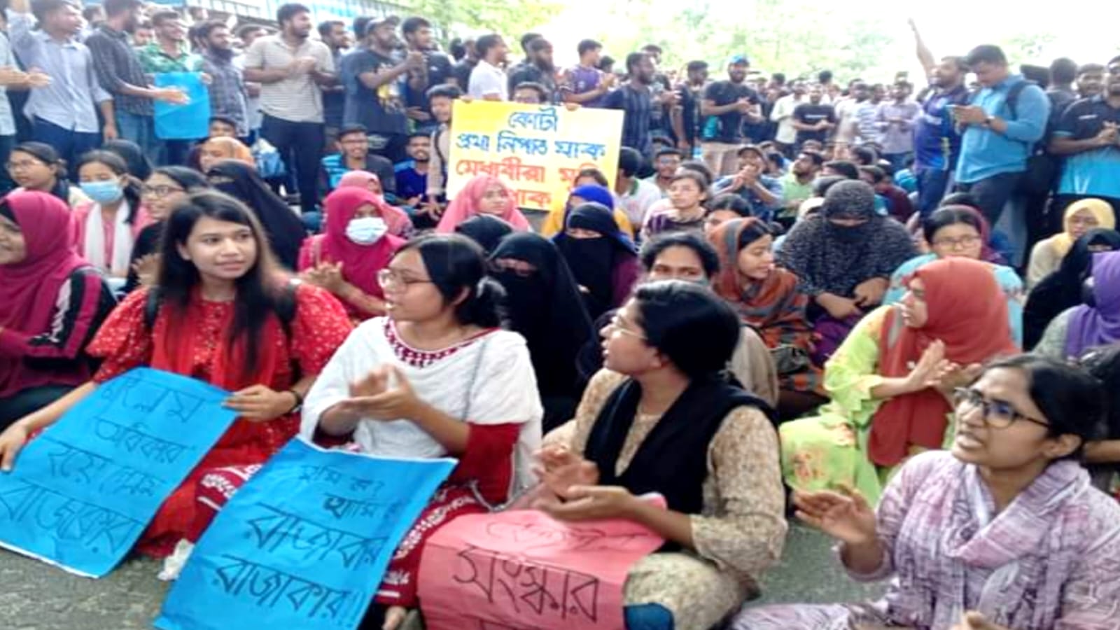 কোটা সংস্কারের জন্য (হাবিপ্রবি) শিক্ষার্থীদের ঢাকা-দিনাজপুর সড়ক অবরোধ ও বিক্ষোভ