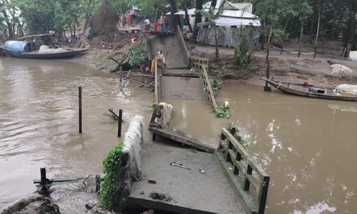 ভোলার বোরহানউদ্দিনে ব্রিজ ভেঙ্গে চরম দূর্ভোগে তিনটি গ্রামের বাসিন্দারা