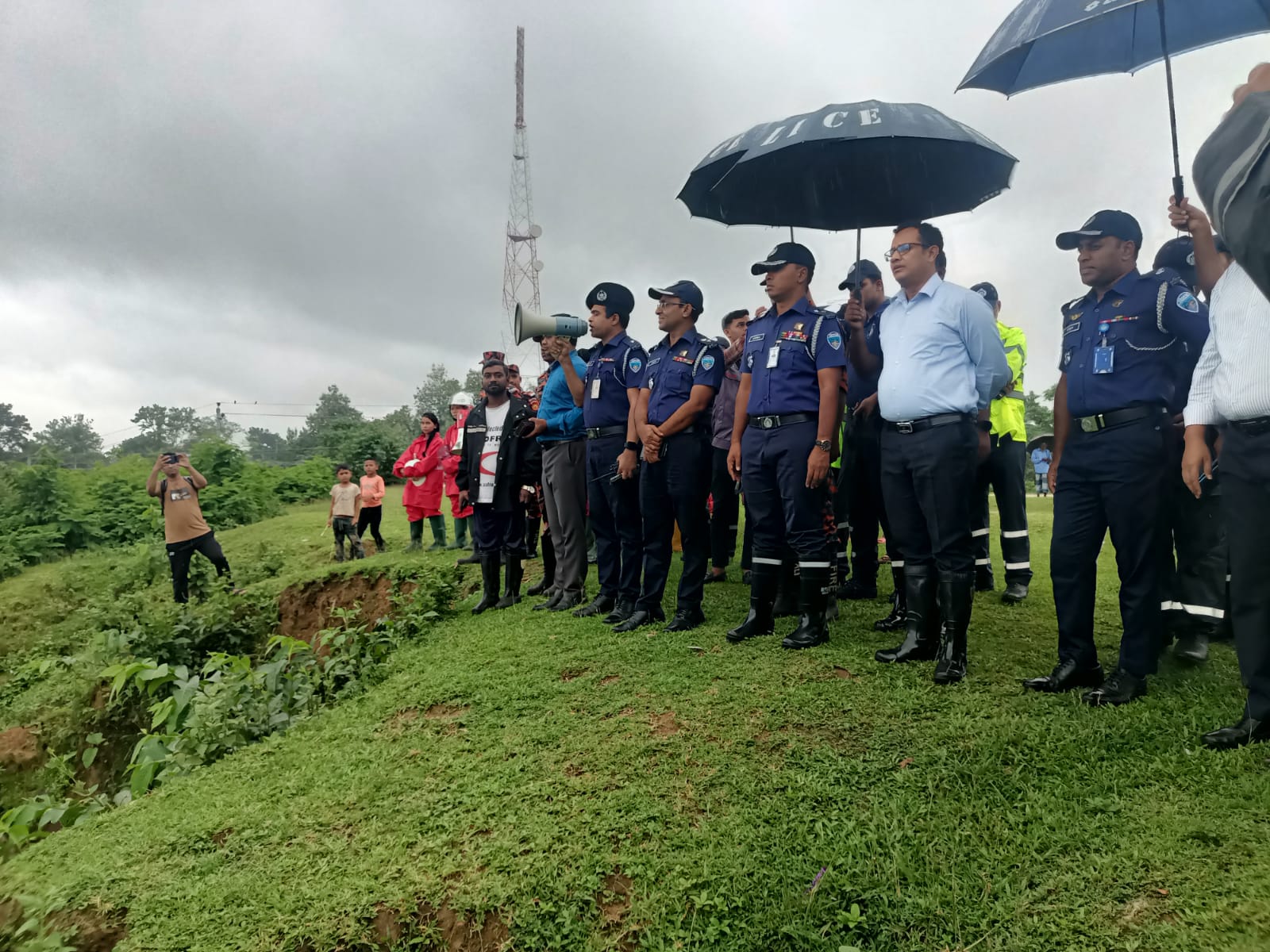 পাহাড় ধসের সম্ভাবনাপূর্ণ এলাকা পরিদর্শনে ডিসি ও এসপি