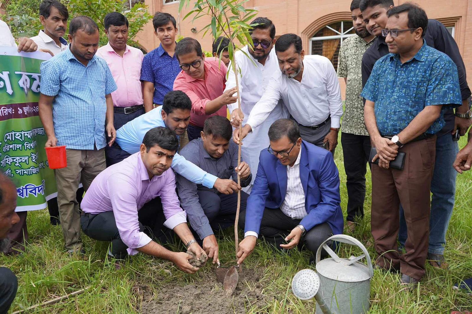 ক্যাম্পাস সবুজায়নের লক্ষে ২হাজার গাছ লাগাচ্ছে ববি প্রশাসন 