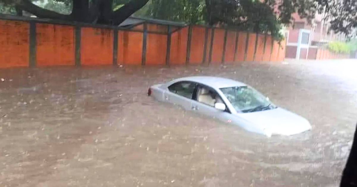 রাজধানীতে তীব্র জলাবদ্ধতা: ডুবেছে বহু এলাকা, সড়কে বিকল গাড়ি