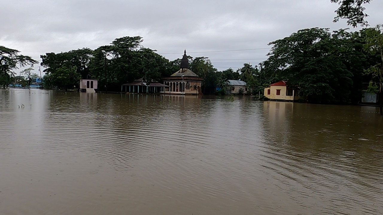 নেত্রকোণায় বন্যা পরিস্থিতি, পানিবন্দি ৬৫ গ্রামের মানুষ