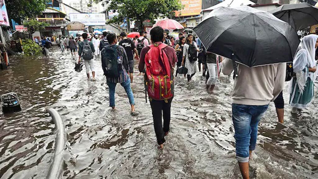 ভারি বৃষ্টি, মুম্বাইতে ‘রেড অল্যার্ট’