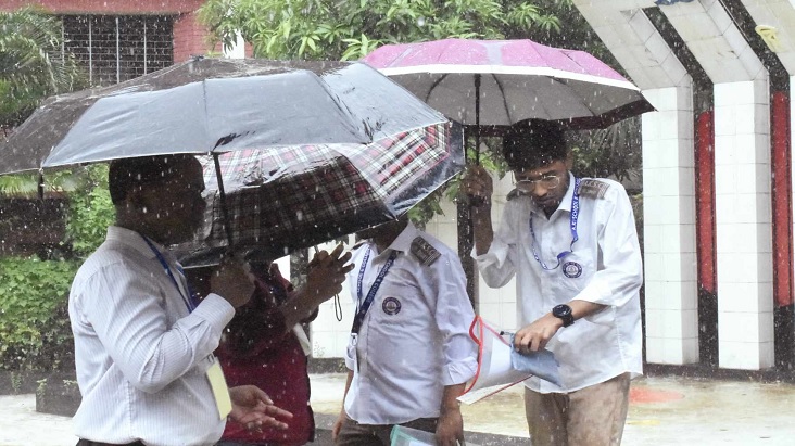 চট্টগ্রামে টানা বৃষ্টিতে এইচএসসি পরীক্ষার্থীদের ভোগান্তি