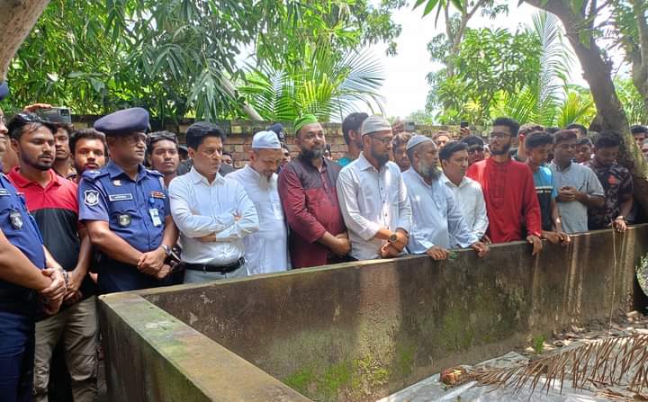 ছাত্র আন্দোলনে নিহত শহীদ আসিফ হাসানের কবর জিয়ারত করলেন ডি.সি ও এস.পি