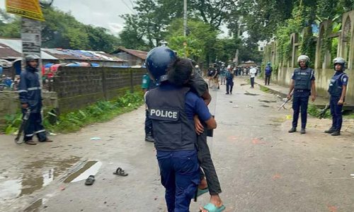 গুলিবিদ্ধ শিশুকে হাসপাতালে নিয়ে গেলেন পুলিশ সদস্য