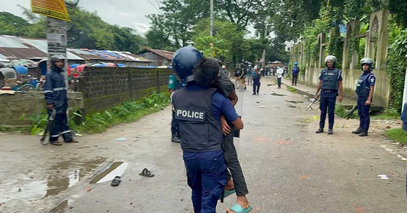 গুলিবিদ্ধ শিশুকে হাসপাতালে নিয়ে গেলেন পুলিশ সদস্য