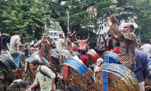 এবার রাস্তায় নামলেন রিকশাচালকরা